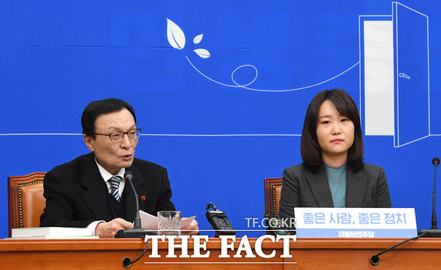 더불어민주당의 여덟 번째 영입 인사인 이소영 변호사(오른쪽)가 14일 오전 서울 여의도 국회에서 열린 인재 영입 발표 회견에 참석해 이해찬 대표의 환영사를 듣고 있다./국회=남윤호 기자