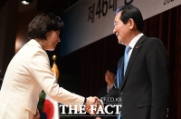 [TF포토] 인사 나누는 추미애 장관과 정세균 총리