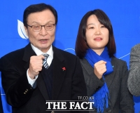 [TF포토] 파이팅 외치는 이소영 변호사