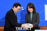 [TF포토] 민주당 여덟 번째 인사에 이소영 환경 변호사