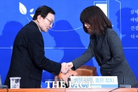 [TF포토] 이해찬 대표와 악수하는 이소영 변호사
