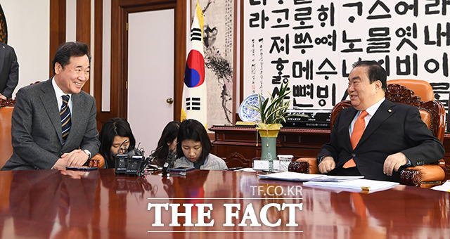 이낙연 전 국무총리(왼쪽)가 15일 오전 서울 여의도 국회에서 문희상 국회의장을 예방해 대화를 하고 있다. / 국회=배정한 기자