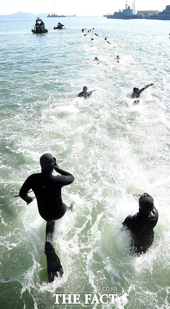 해군 특수전전단 해난구조전대(SSU) 장병들이 15일 오후 경남 창원시 진해구 진해만에서 혹한기 내한 훈련의 일환으로 바다 수영을 하고 있다./창원=임영무 기자