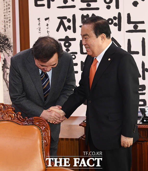 이낙연 전 국무총리(왼쪽)가 15일 오전 서울 여의도 국회에서 문희상 국회의장을 예방해 악수를 하고 있다. / 국회=배정한 기자