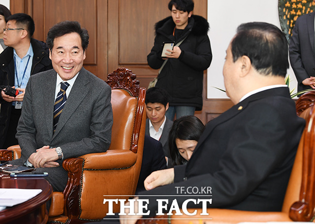 이낙연 전 국무총리(왼쪽)가 15일 오전 서울 여의도 국회에서 문희상 국회의장을 예방해 대화를 하고 있다. / 국회=배정한 기자