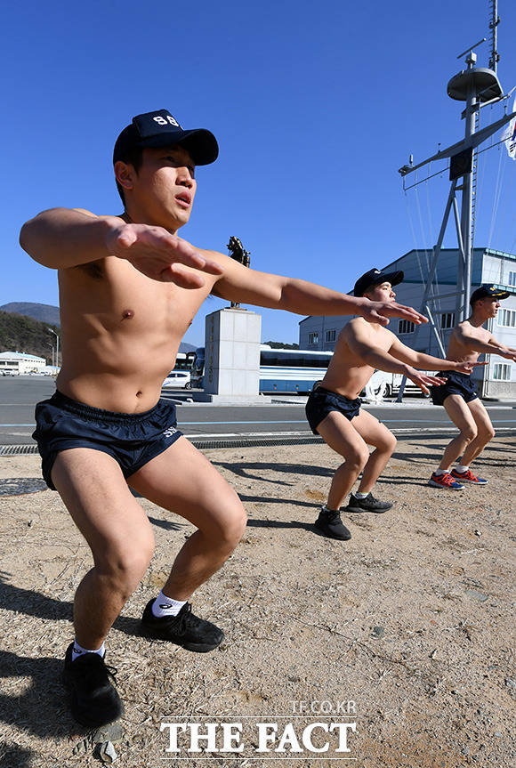 해군 특수전전단 해난구조전대(SSU) 장병들이 15일 오후 경남 창원시 진해구 진해만에서 혹한기 내한 훈련중 체조를 하고 있다. /창원=임영무 기자