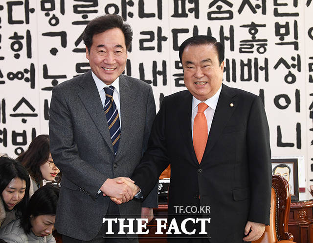 이낙연 전 국무총리(왼쪽)가 15일 오전 서울 여의도 국회에서 문희상 국회의장을 예방해 악수를 하고 있다. / 국회=배정한 기자