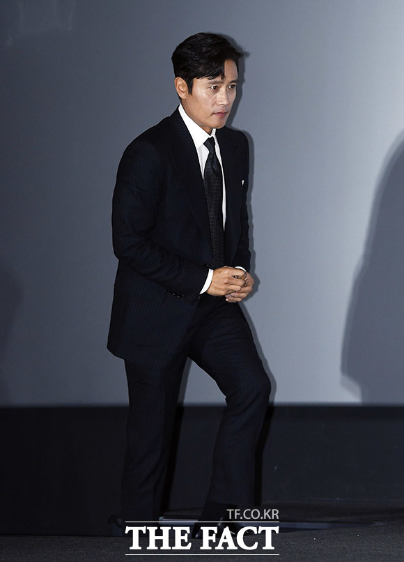 배우 이병헌이 15일 오후 서울 용산구 CGV 용산아이파크몰에서 열린 영화 남산의 부장들의 언론시사회에 참석하고 있다. /이동률 기자