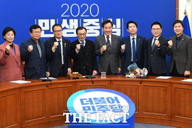 이낙연 전 국무총리(왼쪽에서 다섯 번째)가 15일 오전 서울 여의도 국회에서 열린 더불어민주당 최고위원회의에 참석해 민주당 원내 지도부와 당 복귀 환영식을 갖고 있다./국회=남윤호 기자