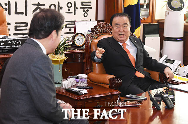 문희상 국회의장(오른쪽)이 15일 오전 서울 여의도 국회에서 인사차 예방한 이낙연 전 국무총리와 대화를 하고 있다. / 국회=배정한 기자