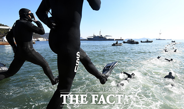 해군 특수전전단 해난구조전대(SSU) 장병들이 15일 오후 경남 창원시 진해구 진해만에서 혹한기 내한 훈련의 일환으로 바다 수영을 하고 있다./창원=임영무 기자