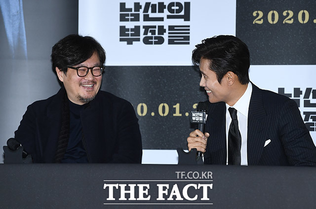우민호 감독(왼쪽)과 배우 이병헌이 15일 오후 서울 용산구 CGV 용산아이파크몰에서 열린 영화 남산의 부장들의 언론시사회에 참석해 농담을 주고 받고 있다. /이동률 기자