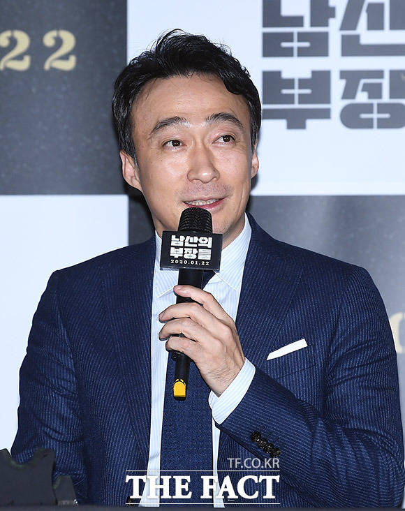 배우 이성민이 15일 오후 서울 용산구 CGV 용산아이파크몰에서 열린 영화 남산의 부장들의 언론시사회에 참석해 소감을 밝히고 있다. /이동률 기자