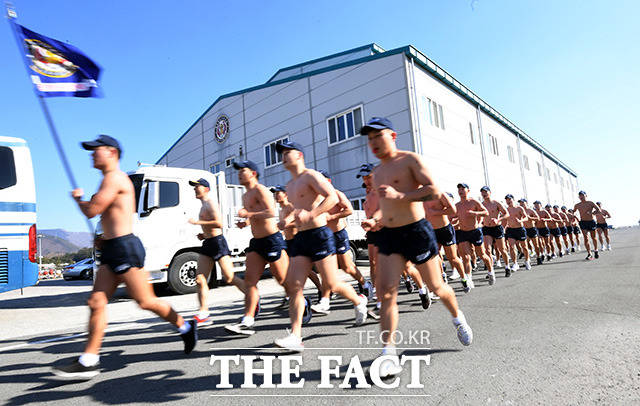 해군 특수전전단 해난구조전대(SSU) 장병들이 15일 오후 경남 창원시 진해구 진해만에서 혹한기 내한 훈련중 맨몸 구보를 하고 있다. /창원=임영무 기자