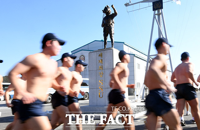 해군 특수전전단 해난구조전대(SSU) 장병들이 15일 오후 경남 창원시 진해구 진해만에서 혹한기 내한 훈련중 맨몸 구보를 하고 있다./창원=임영무 기자