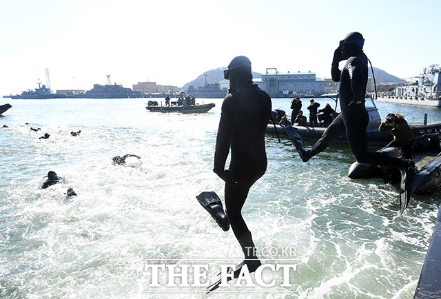 해군 특수전전단 해난구조전대(SSU) 장병들이 15일 오후 경남 창원시 진해구 진해만에서 혹한기 내한 훈련의 일환으로 바다 수영을 하고 있다. /창원=임영무 기자