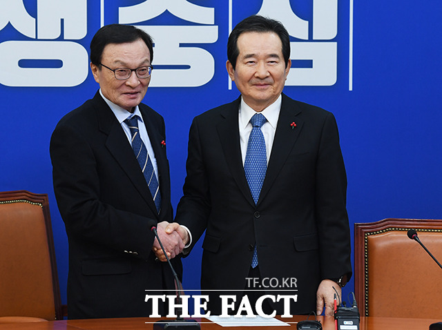 정세균 국무총리가 15일 오후 서울 여의도 국회에서 이해찬 더불어민주당 대표(왼쪽)를 예방해 악수를 하고 있다. / 국회=배정한 기자