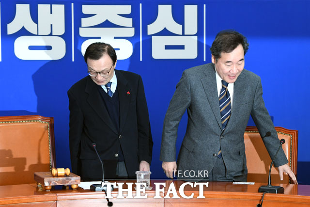 민주당에 복귀한 이낙연 전 국무총리(오른쪽)가 15일 오전 서울 여의도 국회에서 예정된 더불어민주당 최고위원회의에 참석해 이해찬 대표와 인사를 나눈 후 자리에 앉고 있다./국회=남윤호 기자