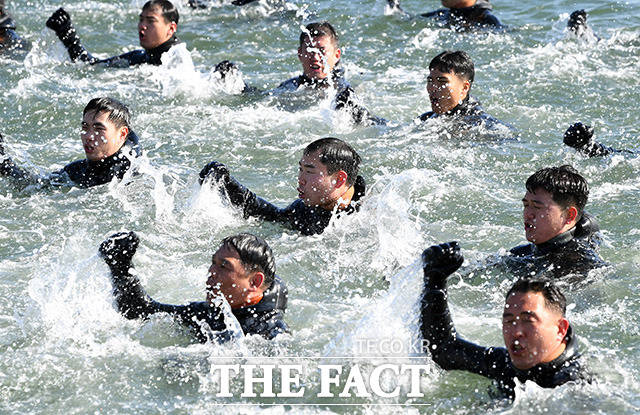 해군 특수전전단 해난구조전대(SSU) 장병들이 15일 오후 경남 창원시 진해구 진해만에서 혹한기 내한 훈련의 일환으로 바다 수영을 하고 있다./창원=임영무 기자