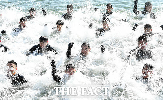 해군 특수전전단 해난구조전대(SSU) 장병들이 15일 오후 경남 창원시 진해구 진해만에서 혹한기 내한 훈련의 일환으로 바다 수영을 하고 있다. /창원=임영무 기자