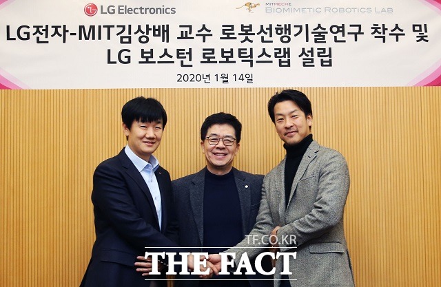 백승민 LG전자 로봇선행연구소장과 박일평 LG전자 CTO 사장, MIT 김상배 교수(왼쪽부터)가 지난 14일 LG전자 서초R&D캠퍼스에서 만나 기념촬영을 하고 있다. /LG전자 제공