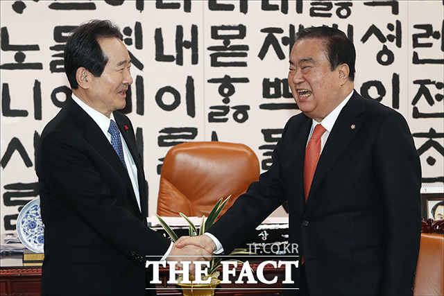 정세균 국무총리(왼쪽)가 15일 오후 서울 여의도 국회에서 문희상 국회의장을 예방해 악수를 하고 있다. / 국회=배정한 기자