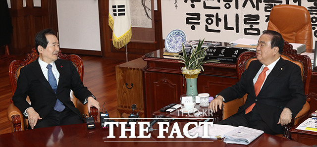 정세균 국무총리(왼쪽)가 15일 오후 서울 여의도 국회에서 문희상 국회의장을 예방해 대화를 하고 있다. / 국회=배정한 기자