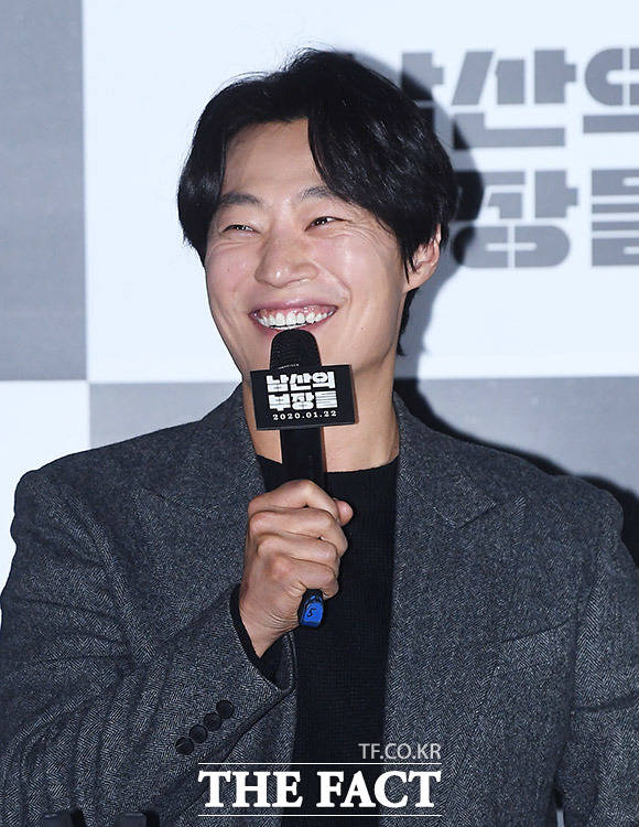 배우 이희준이 15일 오후 서울 용산구 CGV 용산아이파크몰에서 열린 영화 남산의 부장들의 언론시사회에 참석해 소감을 밝히고 있다. /이동률 기자