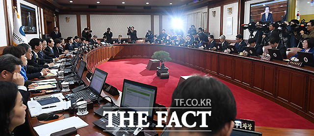 정세균 국무총리가 15일 오전 서울 종로 서울청사 국무회의실에서 취임 첫 국무회의를 주재하고 있다. /이새롬 기자