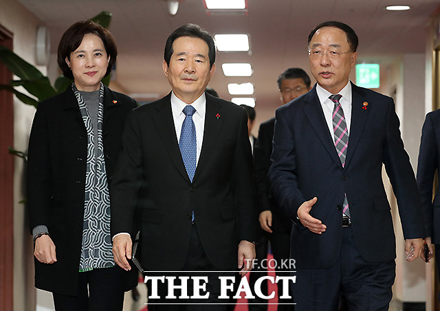 정세균 신임 국무총리(가운데)와 홍남기 경제부총리 겸 기획재정부 장관(오른쪽), 유은혜 사회부총리 겸 교육부 장관이 15일 서울 종로구 정부서울청사에서 열린 국무회의에 참석하고 있다. /이새롬 기자