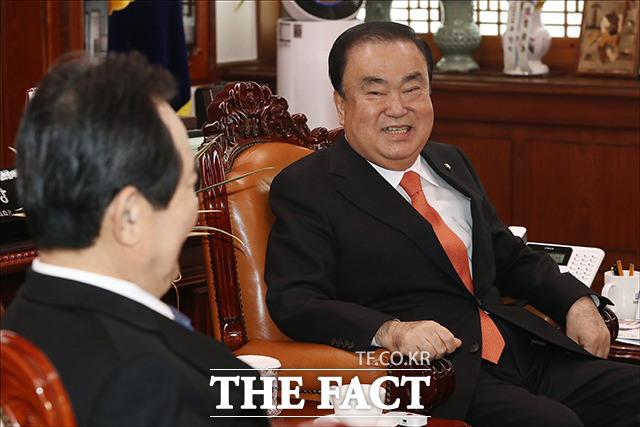 문희상 국회의장(오른쪽)이 15일 오후 서울 여의도 국회에서 국회의장실을 예방한 정세균 국무총리에게 인사말을 하고 있다. / 국회=배정한 기자