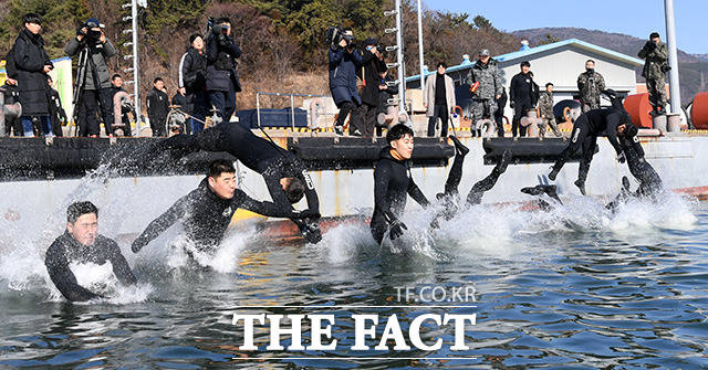 해군 특수전전단 해난구조전대(SSU) 장병들이 15일 오후 경남 창원시 진해구 진해만에서 혹한기 내한 훈련의 일환으로 바다 수영을 하고 있다. /창원=임영무 기자
