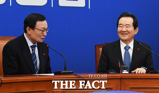 이해찬 더불어민주당 대표(왼쪽)가 15일 오후 서울 여의도 국회에서 인사차 예방한 정세균 국무총리에게 축하인사를 하고 있다. / 국회=배정한 기자