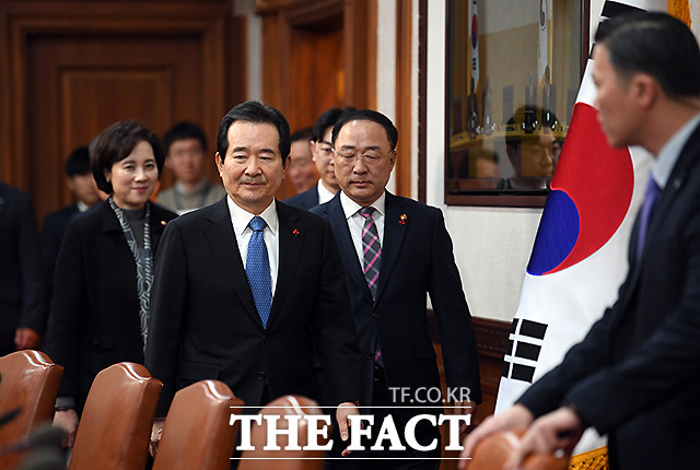 정세균 국무총리가 15일 오전 서울 종로 서울청사에서 취임 첫 국무회의를 주재하기 위해 회의실에 입장하고 있다. /이새롬 기자