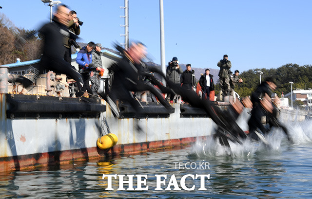 해군 특수전전단 해난구조전대(SSU) 장병들이 15일 오후 경남 창원시 진해구 진해만에서 혹한기 내한 훈련의 일환으로 바다 수영을 하고 있다./창원=임영무 기자