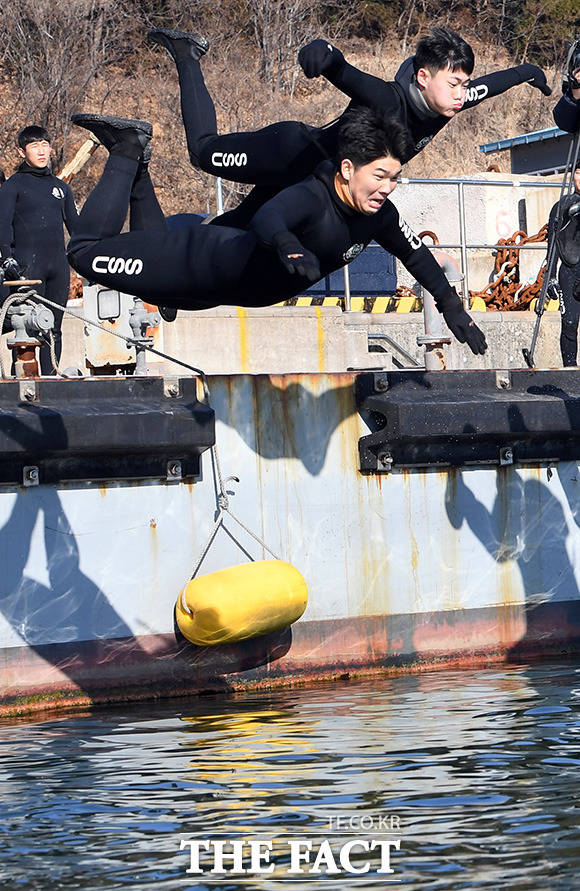 해군 특수전전단 해난구조전대(SSU) 장병들이 15일 오후 경남 창원시 진해구 진해만에서 혹한기 내한 훈련의 일환으로 바다 수영을 하고 있다./창원=임영무 기자