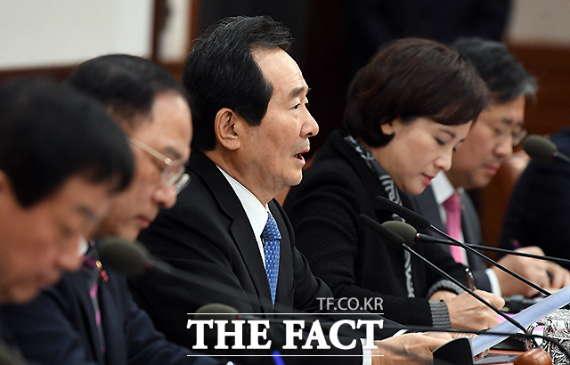 정세균 국무총리가 15일 오전 서울 종로 서울청사에서 취임 첫 국무회의를 주재하며 모두 발언하고 있다. /이새롬 기자