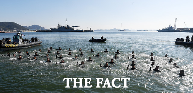 해군 특수전전단 해난구조전대(SSU) 장병들이 15일 오후 경남 창원시 진해구 진해만에서 바다 수영 훈련을 하며 군가를 부르고 있다./창원=임영무 기자