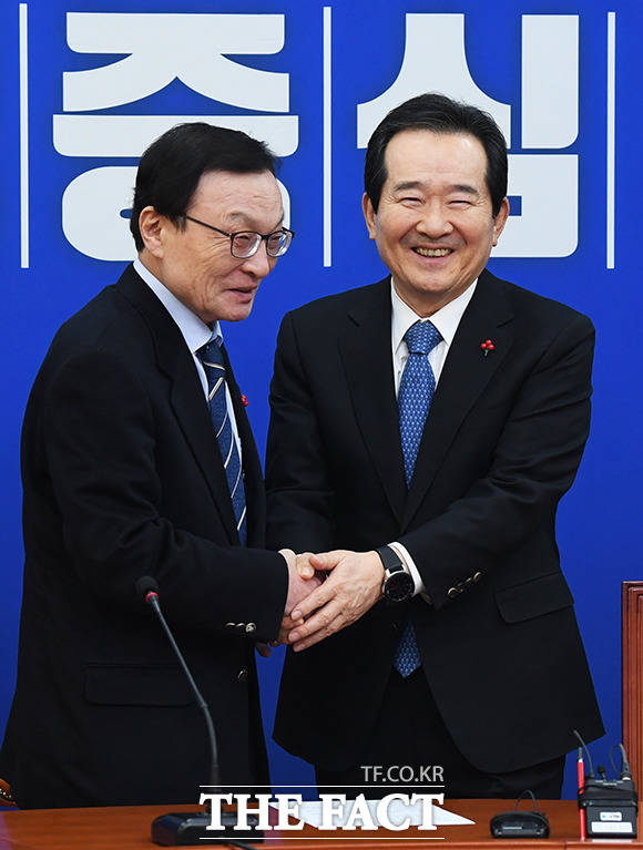 정세균 국무총리가 15일 오후 서울 여의도 국회에서 이해찬 더불어민주당 대표(왼쪽)를 예방해 악수를 하고 있다. / 국회=배정한 기자