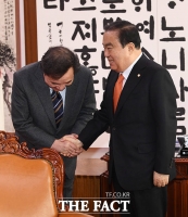 [TF포토] 문희상 국회의장과 악수하는 이낙연 전 국무총리