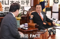 [TF포토] 이낙연 전 총리와 대화하는 문희상 의장