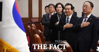 [TF포토] 국민의례하는 정세균 총리와 국무위원들