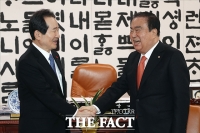 [TF포토] 반갑게 인사하는 정세균 총리와 문희상 의장