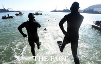 [TF포토] 바다로 뛰어드는 바다 사나이들