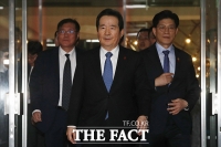 [TF포토] 의장실 향하는 정세균 국무총리