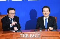 [TF포토] 정세균 총리에게 축하 인사 건네는 이해찬 대표