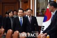 [TF포토] 국무회의실 입장하는 정세균 총리