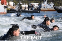 [TF포토] SSU, '차가운 바다도 두렵지 않아'