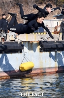 [TF포토] 차가운 바다로 몸 던지는 SSU