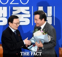 [TF포토] 이낙연 민주당 복귀 축하하는 이해찬